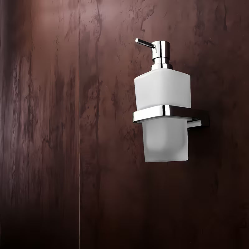 Kromirani dozator tekućeg sapuna Nimco Maya s posudom od matiranog stakla, zapremine 250 ml.