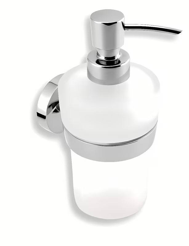 Stenski dozirnik za milo Novaservis Metalia 11 u kromiranoj izvedbi s metalnim dijelom i staklenom posudom.