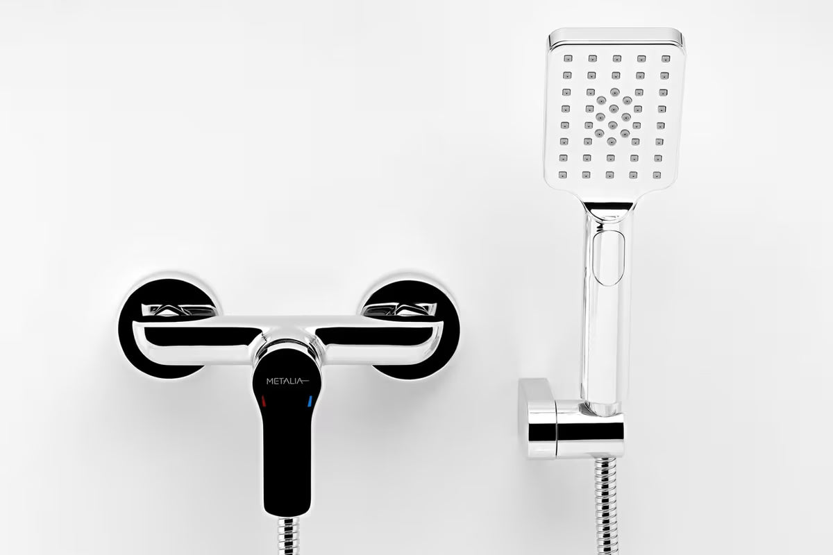 Stenska armatura za tuš Novaservis Metalia 54 u krom izvedbi s ručnim tušem i crijevom