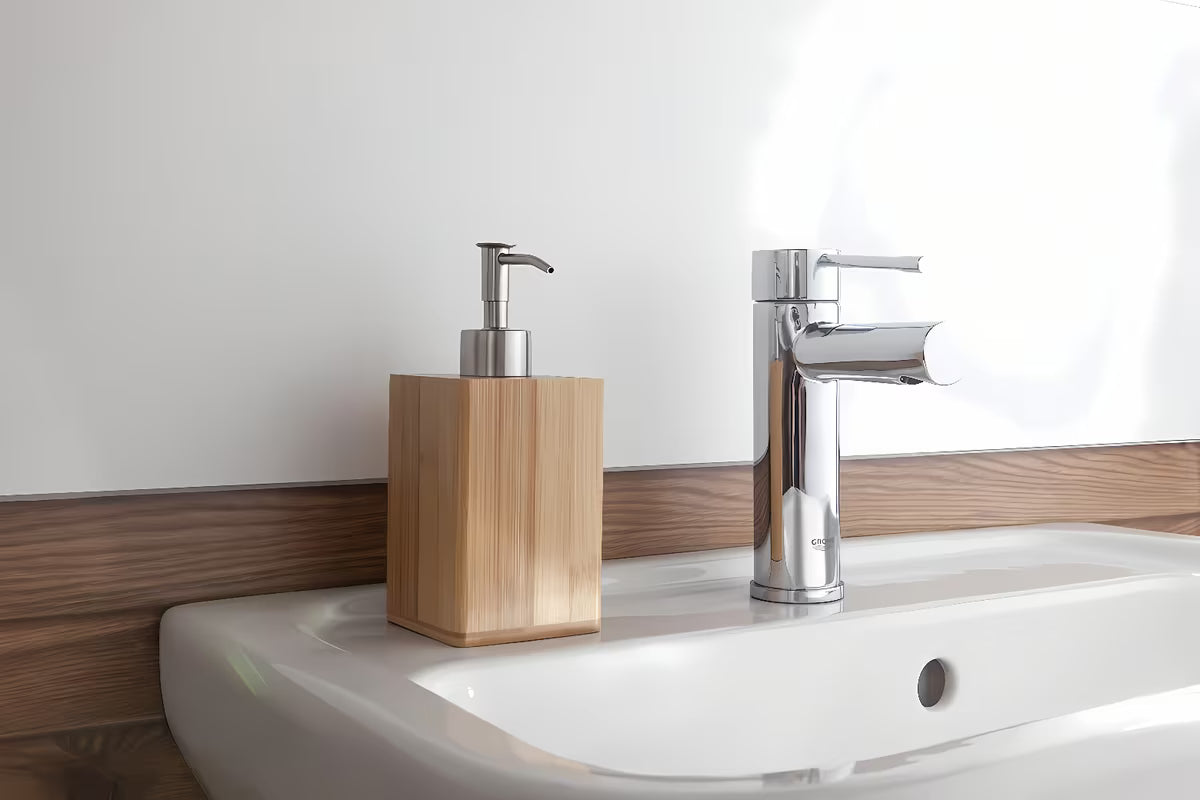 Samostoječi dozirnik za milo Optima Latia od drva s elegantnim dizajnom.