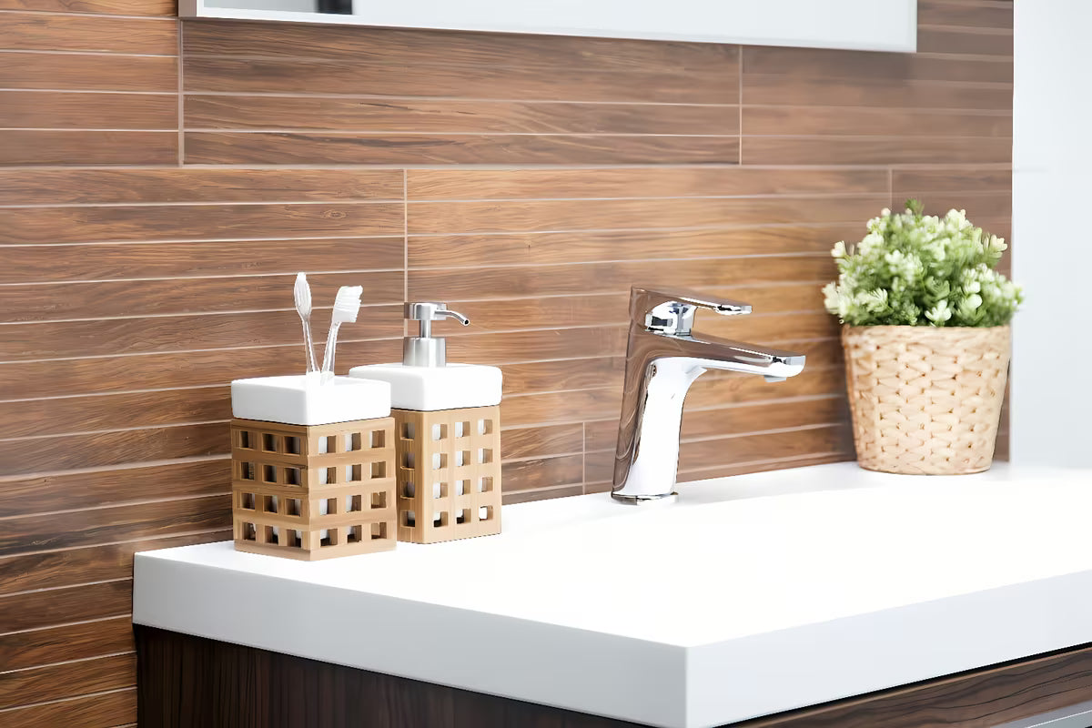 Samostoječi posoda Optima Libra u bijeloj boji s elementom od bambusa u četvrtastom dizajnu.