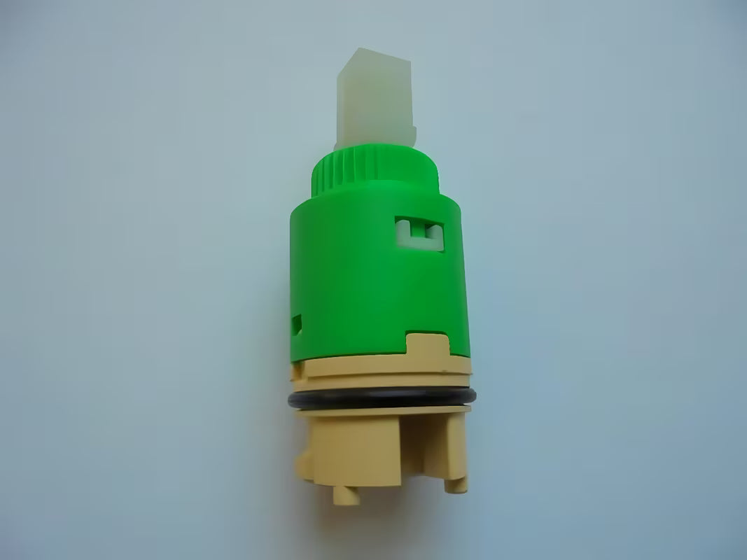 Keramična kartuša Optima pro kopalniške armature, namenjena pro obnovi gladkega upravljanja pretoka vode.