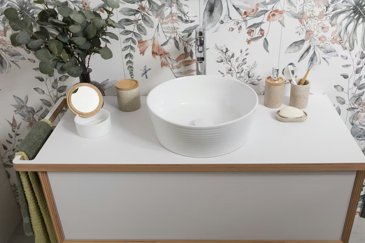 Ovalna posoda za milo Optima Poly v odtenku light-limestone iz polyresina in lesa.