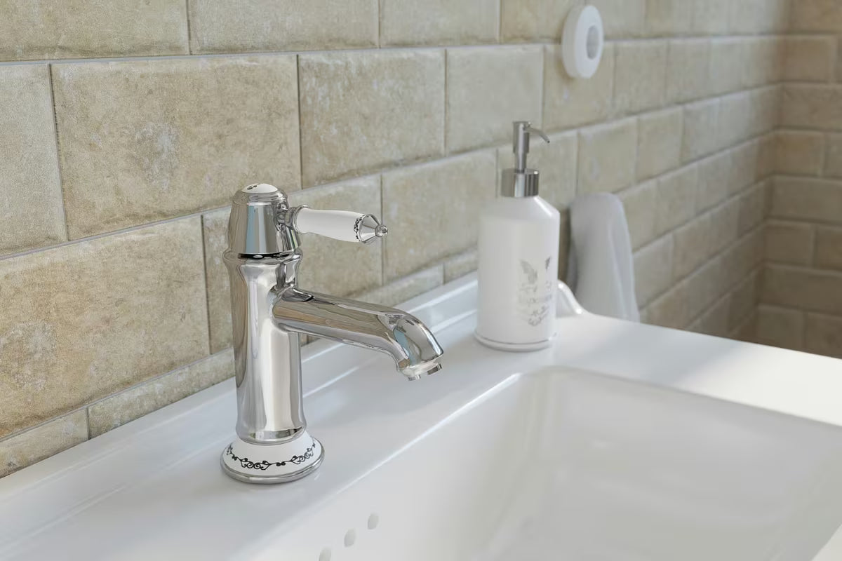 Bijeli keramički dozirnik za milo Optima Provence pro kupaonicu u francuskom provansalskom stilu.