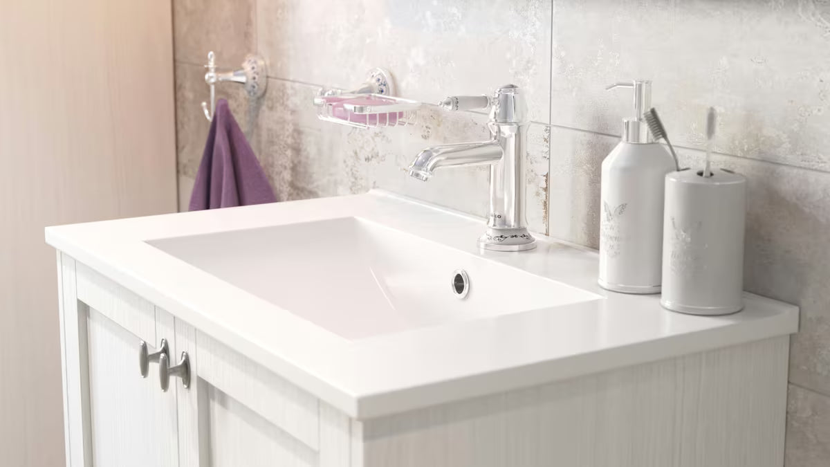 Bijeli keramički dozirnik za milo Optima Provence pro kupaonicu u francuskom provansalskom stilu.