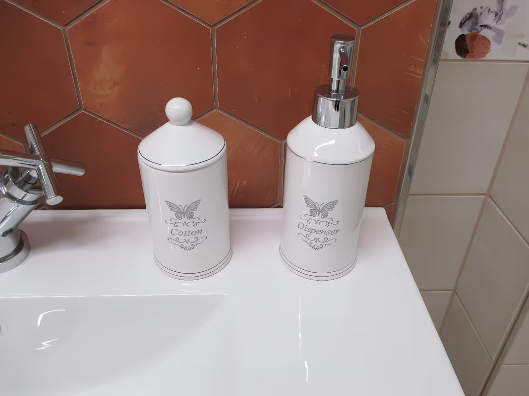 Bel keramični škatla s pokrovčkom Optima Provence kot samostoječi dodatek za kopalnico