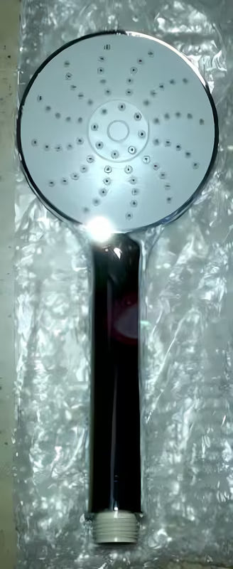 Tuš ročka Optima modernog dizajna pro za udobno tuširanje i jednostavno održavanje.