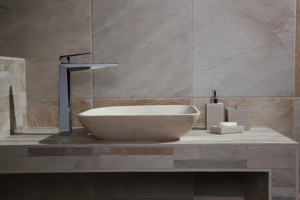 Samostoječi držalo za ščetke Optima Supera u nijansi light-limestone od polirezina.