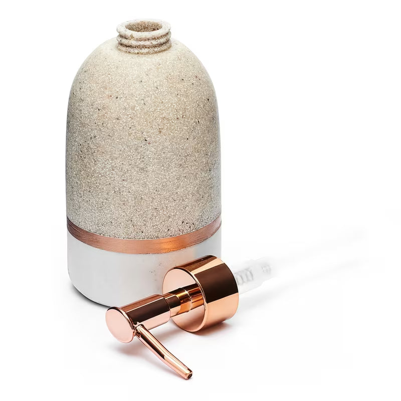 Samostoječi dozator za tekući sapun Optima Tera u dekoru light-limestone s pumpicom rose gold.