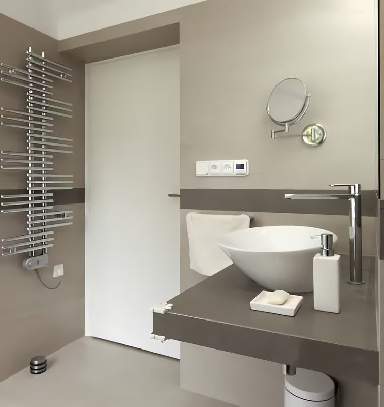 Zidno obostrano kozmetično ogledalo Optima Tera u kromiranoj izvedbi s okretnim mehanizmom i 3x povećanjem.