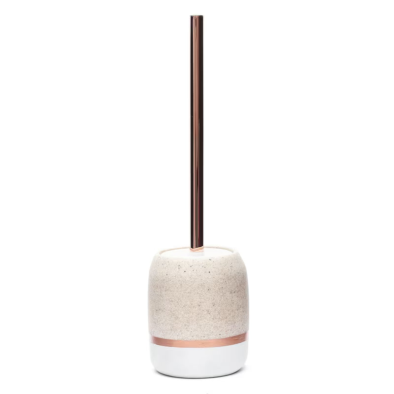 Samostoječi WC ščetka Optima Tera v dekorju light-limestone z držalom v barvi rose gold.