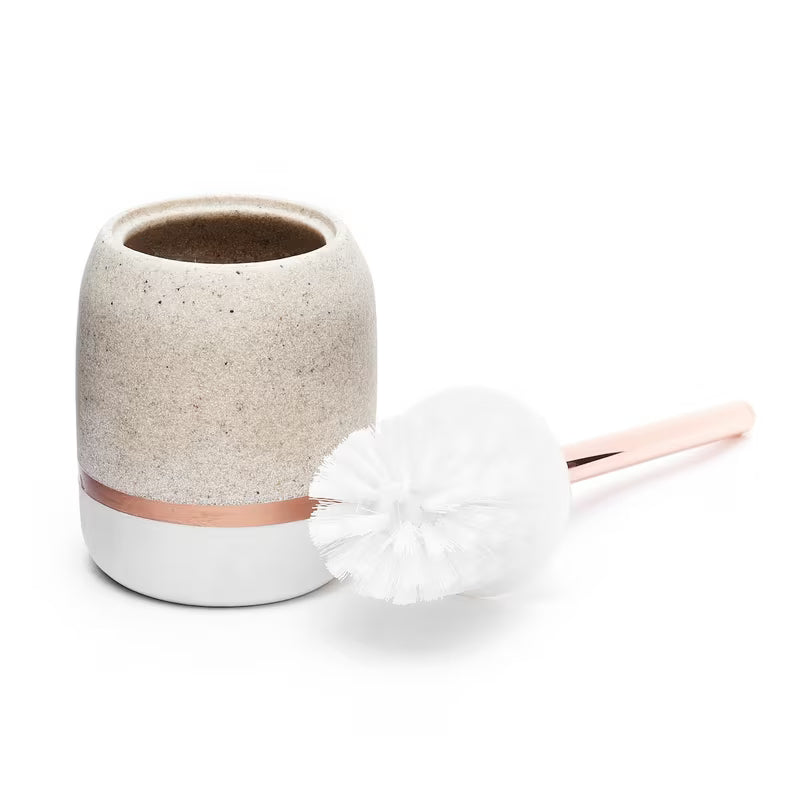 Samostoječi WC ščetka Optima Tera v dekorju light-limestone z držalom v barvi rose gold.