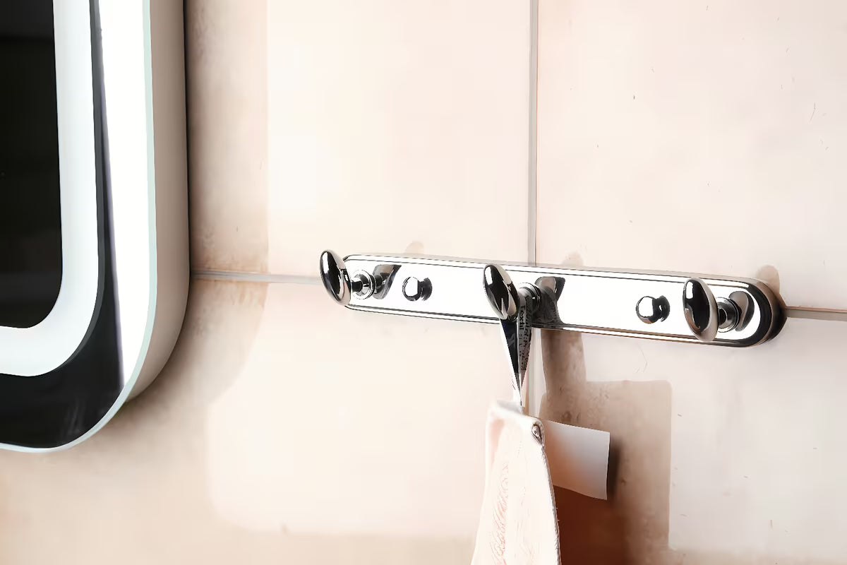 Stenski trojni kavelj Optima Chrome s okruglim dizajnom za pro vješanje ručnika i odjeće.