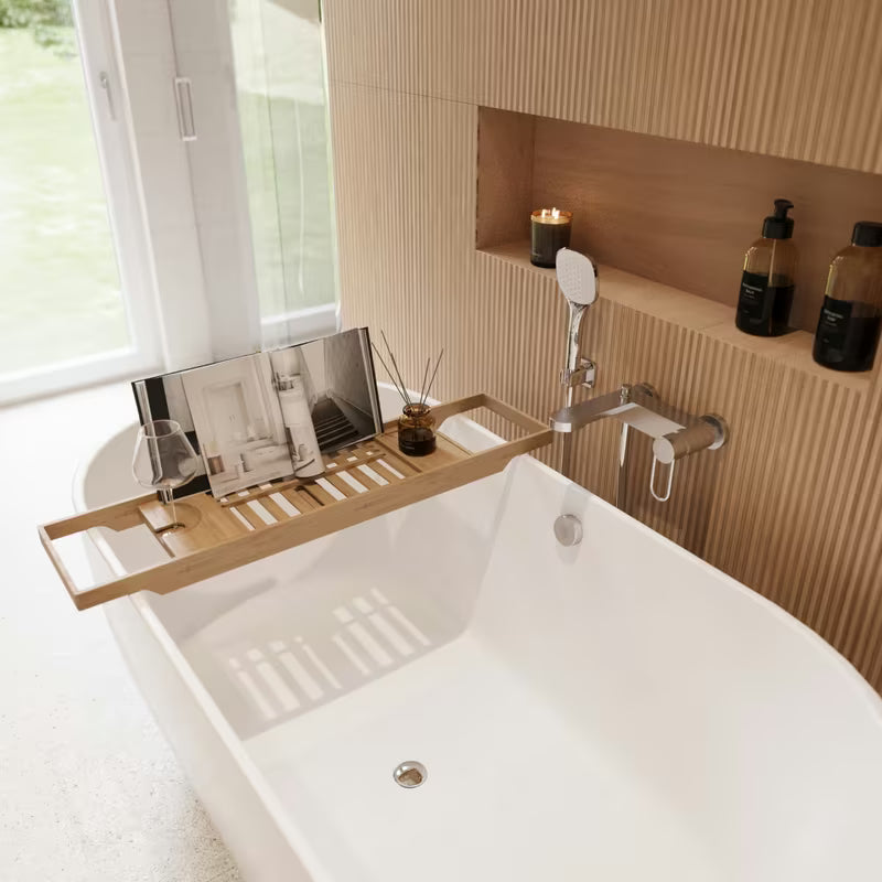 Smeđa bambusova polica za kad Optima s podesivom duljinom i mjestom za knjigu, čašu i sitnice.