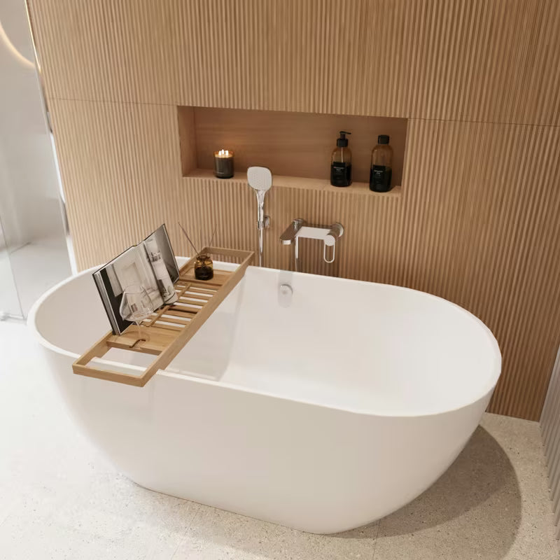 Smeđa bambusova polica za kad Optima s podesivom duljinom i mjestom za knjigu, čašu i sitnice.