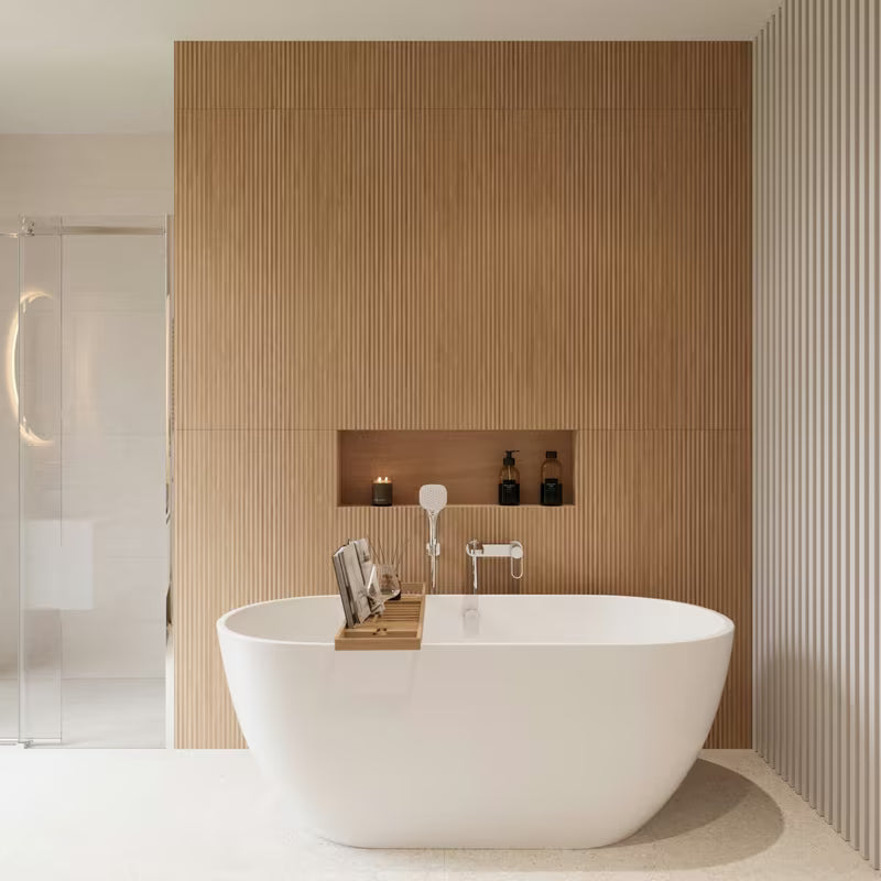 Smeđa bambusova polica za kad Optima s podesivom duljinom i mjestom za knjigu, čašu i sitnice.