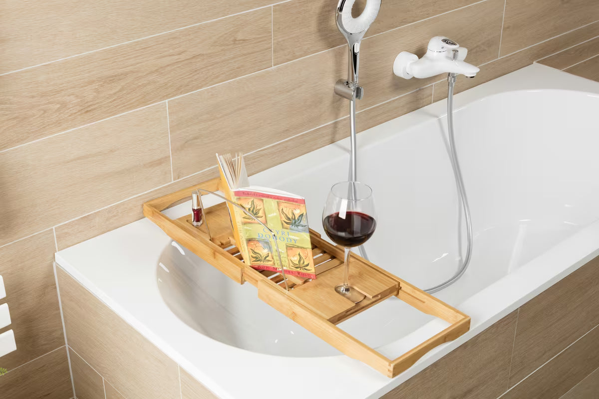 Smeđa bambusova polica za kad Optima s podesivom duljinom i mjestom za knjigu, čašu i sitnice.