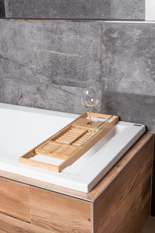 Smeđa bambusova polica za kad Optima s podesivom duljinom i mjestom za knjigu, čašu i sitnice.