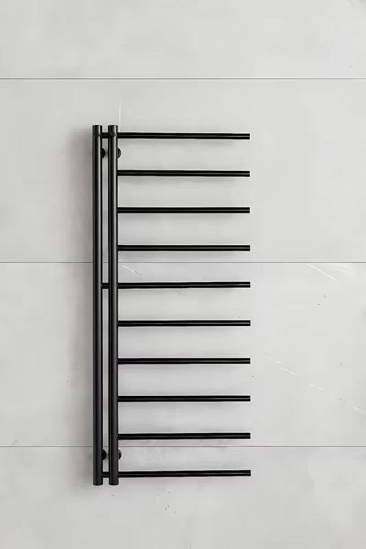 Črn kombiniran radiator P.M.H. Apollo 500x1140 mm s sredinskim priklopom 50 mm