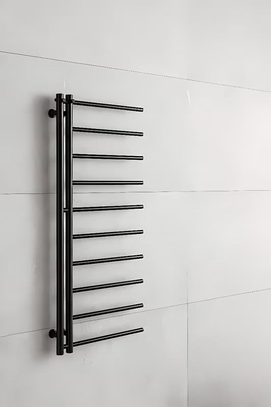Črn kombiniran radiator P.M.H. Apollo 500x1140 mm s sredinskim priklopom 50 mm