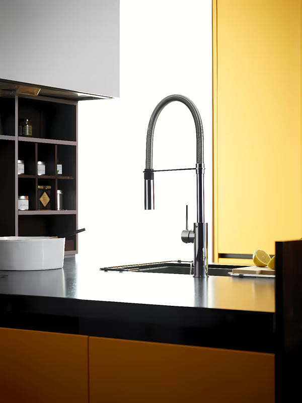 Enoročna armatura za pomivalno korito Paffoni Light u kromiranoj izvedbi z izvlečno prho i sa zakretnim izljevom.