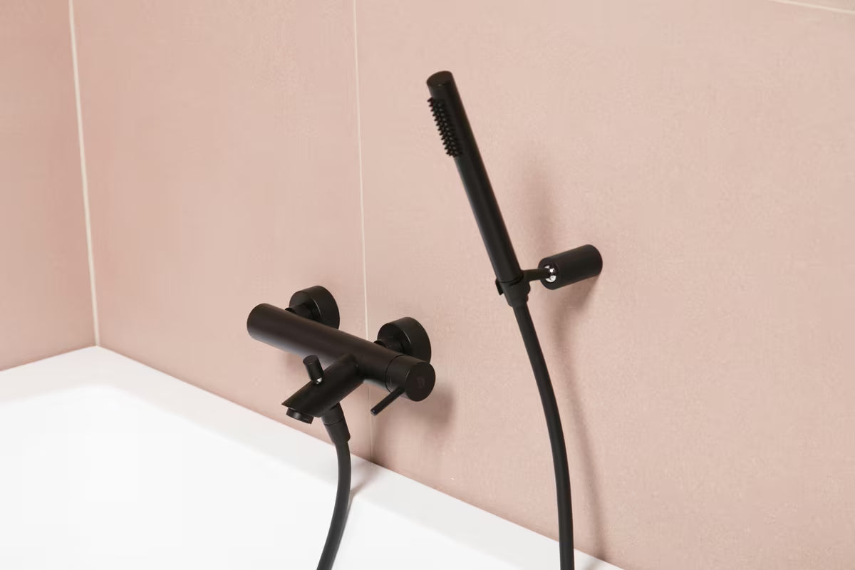 Enoročna stenska armatura za kad Paffoni Light s tuš setom u crnoj mat izvedbi.