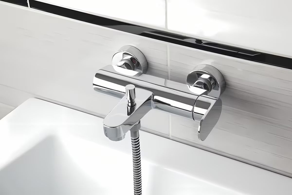 Enoročna stenska armatura za kad Paffoni Pavia u krom izvedbi, zaobljenog dizajna