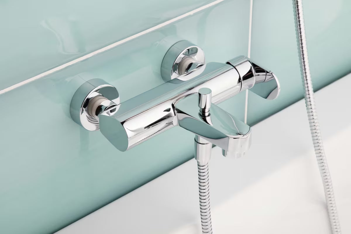 Enoročna stenska armatura za kad Paffoni Pavia u krom izvedbi, zaobljenog dizajna