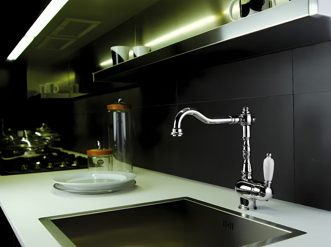 Kromirana armatura za pomivalno korito Paffoni Ricordi u retro zaobljenom dizajnu s ručicom i zakretnim izljevom.