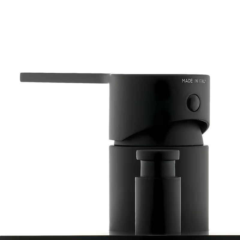 Podometna tuš i armatura za kad Paffoni Vallone u crnoj mat izvedbi s ručicom.