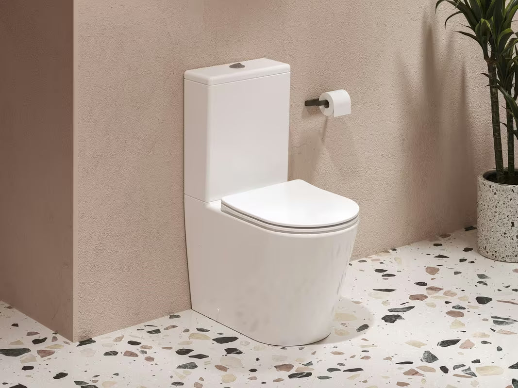 Bijeli samostoječi WC monoblok Ravak Elegant RimOff s wc desko mehko Zapiranje Soft Close i dvokoličinskim ispiranjem 3/6 l.