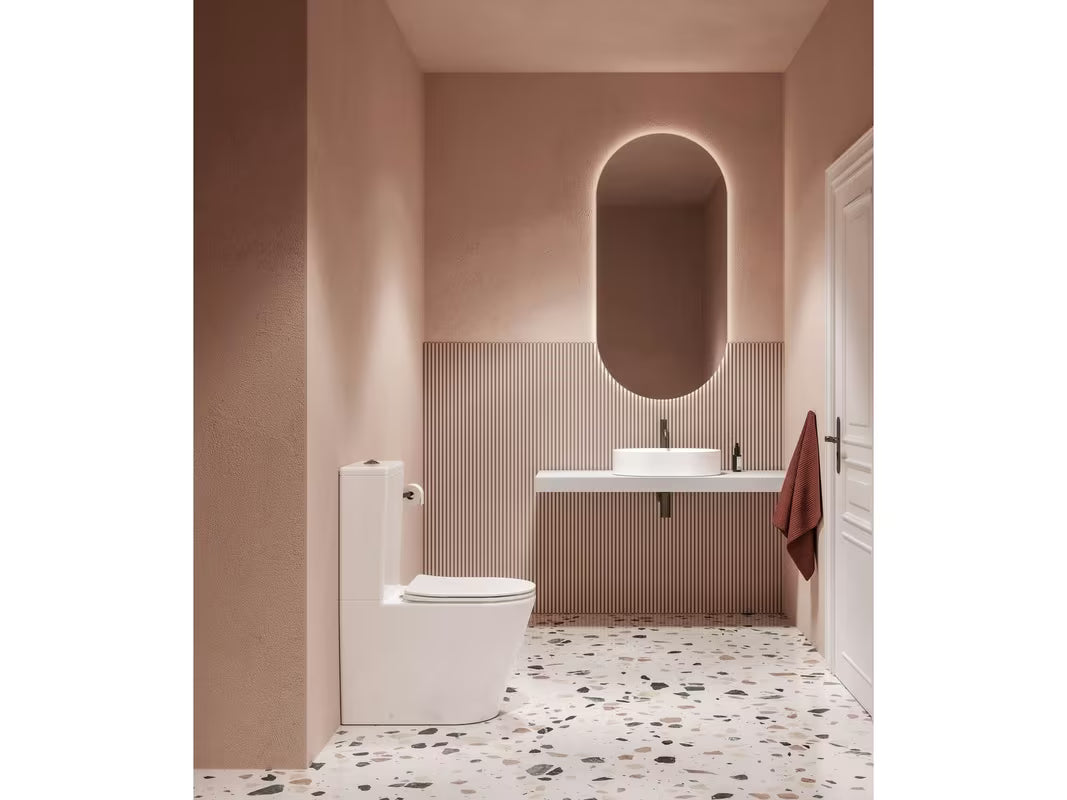 Bijeli samostoječi WC monoblok Ravak Elegant RimOff s wc desko mehko Zapiranje Soft Close i dvokoličinskim ispiranjem 3/6 l.