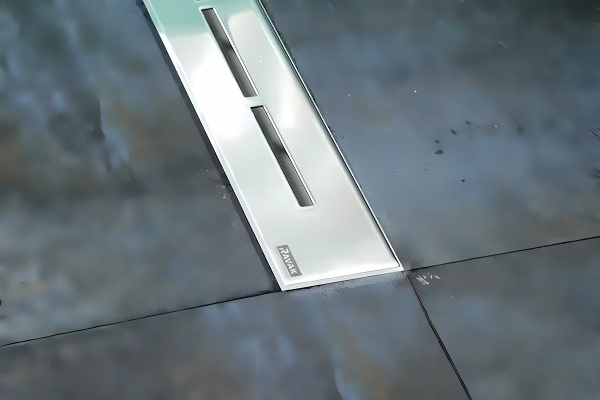 Nerjavni kanaleta za tuš Ravak Runway 105 cm v sijaj izvedbi pro za prostostoječo vgradnjo.