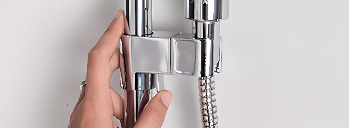 Tušni sistem Ravak Chrome s kliznim i zakretnim tuš stupom pro za jednostavno podešavanje visine tuši.