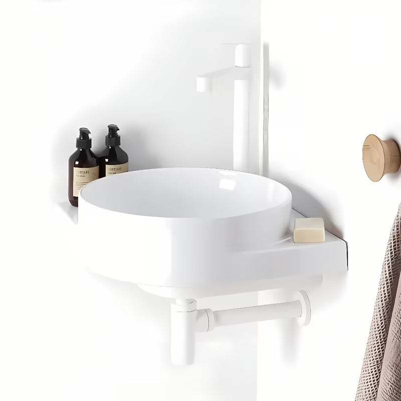 Bijeli keramički kotno viseči umivalnik Ravak Yard s upuštenom odlagališnom plohom