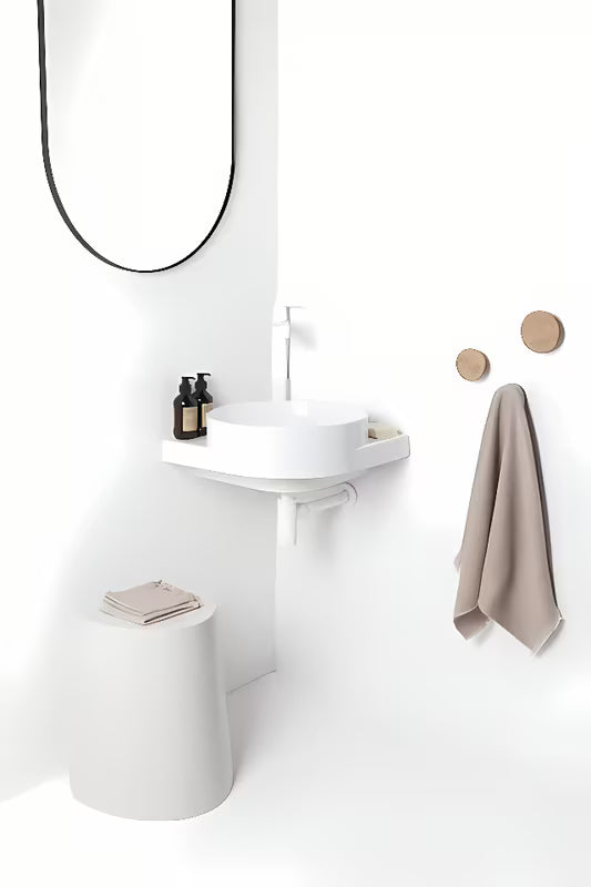 Bijeli keramički kotno viseči umivalnik Ravak Yard s upuštenom odlagališnom plohom