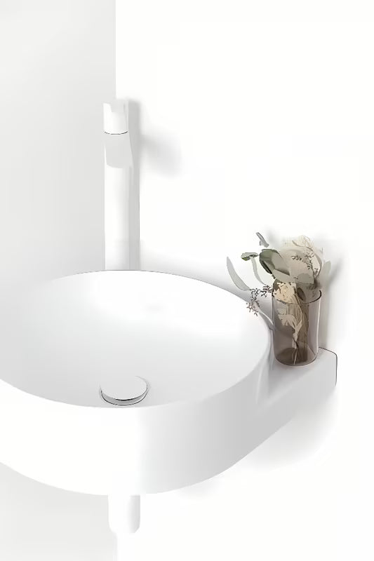 Bijeli keramički kotno viseči umivalnik Ravak Yard s upuštenom odlagališnom plohom