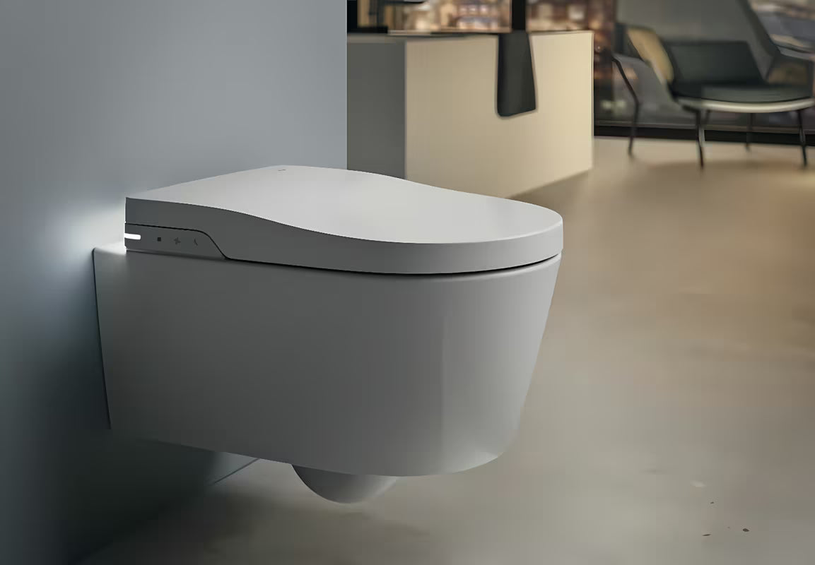 Viseča WC Školjka Roca Inspira In-Wash s integriranim bideom u bijeloj boji i Rimless izvedbi.