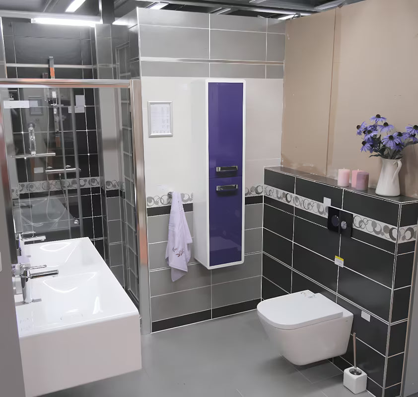 Bijeli viseča WC školjka Roca The Gap s Rimless izvedbom brez splakovalnega kroga i četvrtastim dizajnom