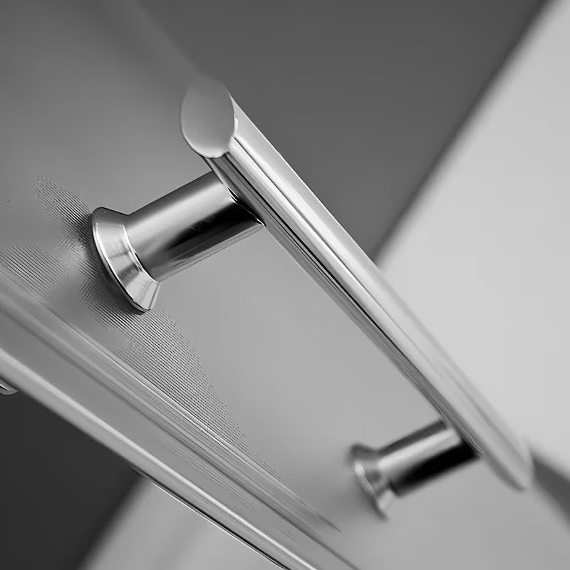 Kvadratna tuš kabina Roth Project Line 80x80 cm s kliznim vratima i mat staklom u krom izvedbi.