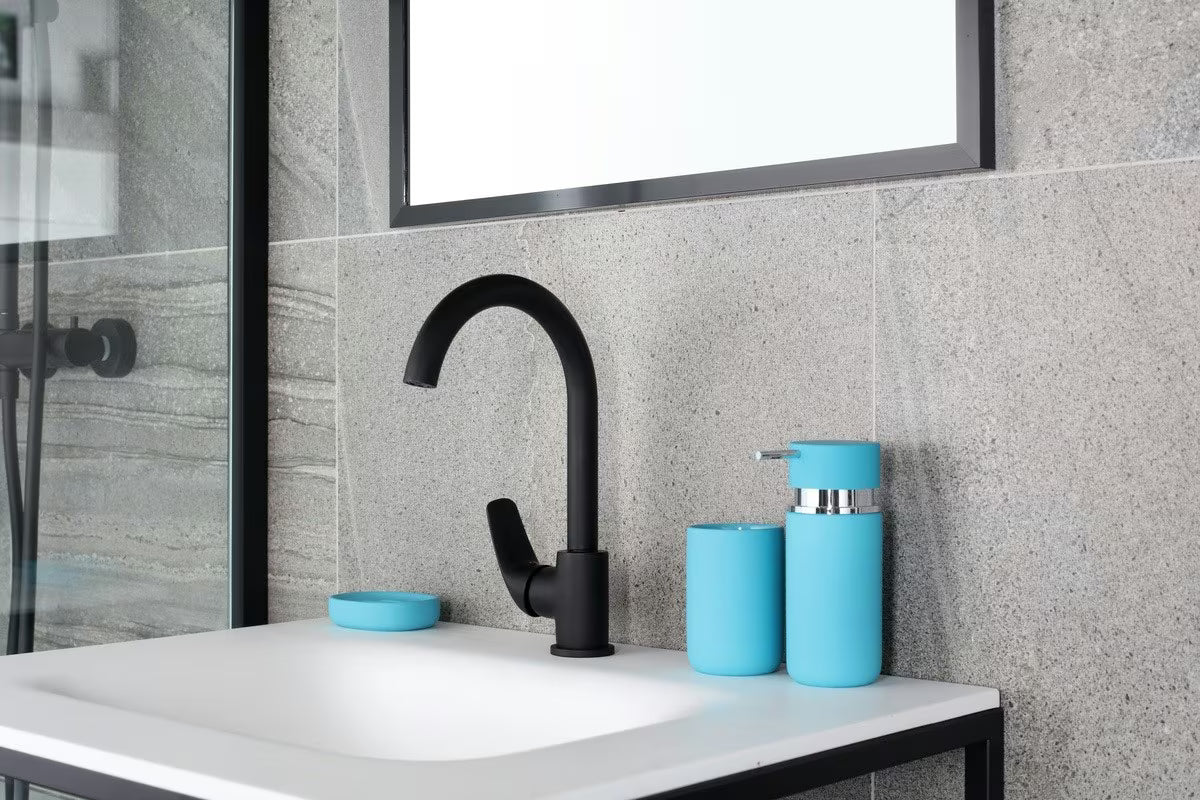 S-Line Pro enoročna stoječa armatura za pomivalno korito u crnoj mat izvedbi z vrtljivim izlivom.