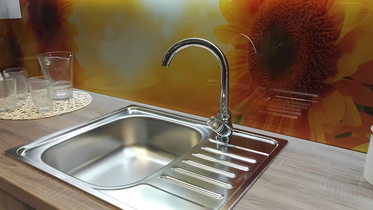 Kromirana enoročna stoječa armatura za pomivalno korito S-Line Pro z vrtljivim izlivom s uvučenim perlatorom.