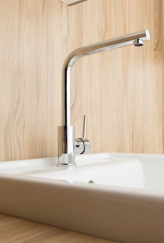 Kromirana armatura za pomivalno korito S-Line Pro sa zakretnim L izljevom i fleksibilnim perlatorom