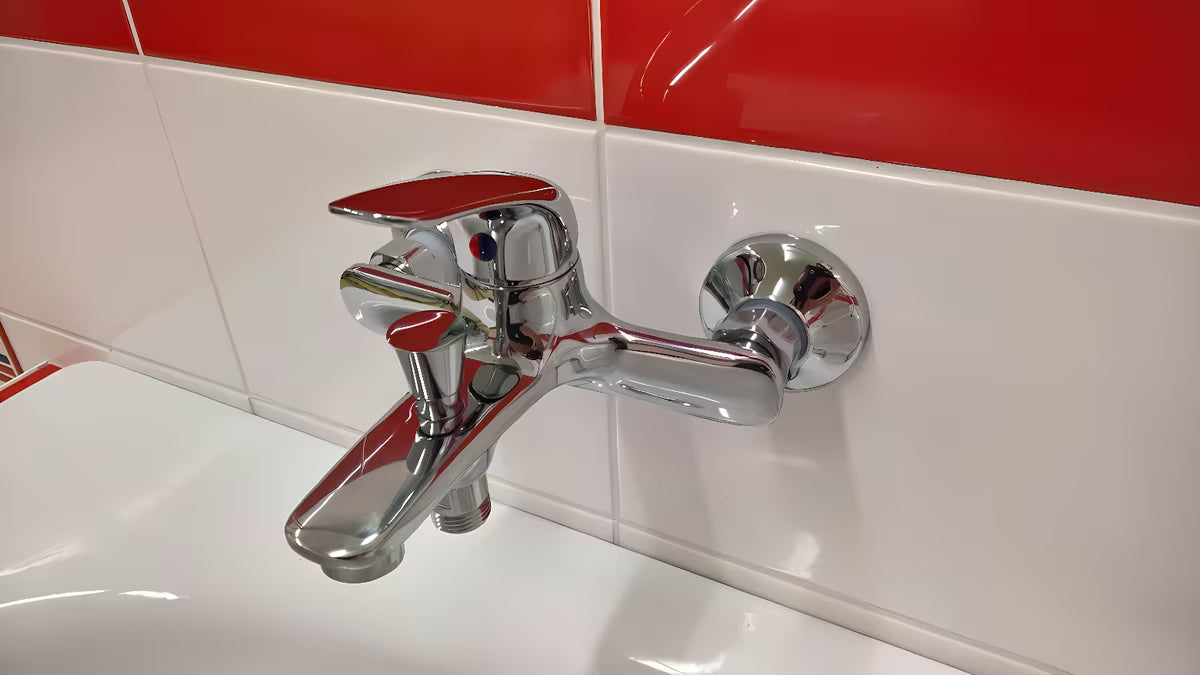 Enoročna stenska armatura za kad S-Line Pro v krom izvedbi z zaobljenim dizajnom