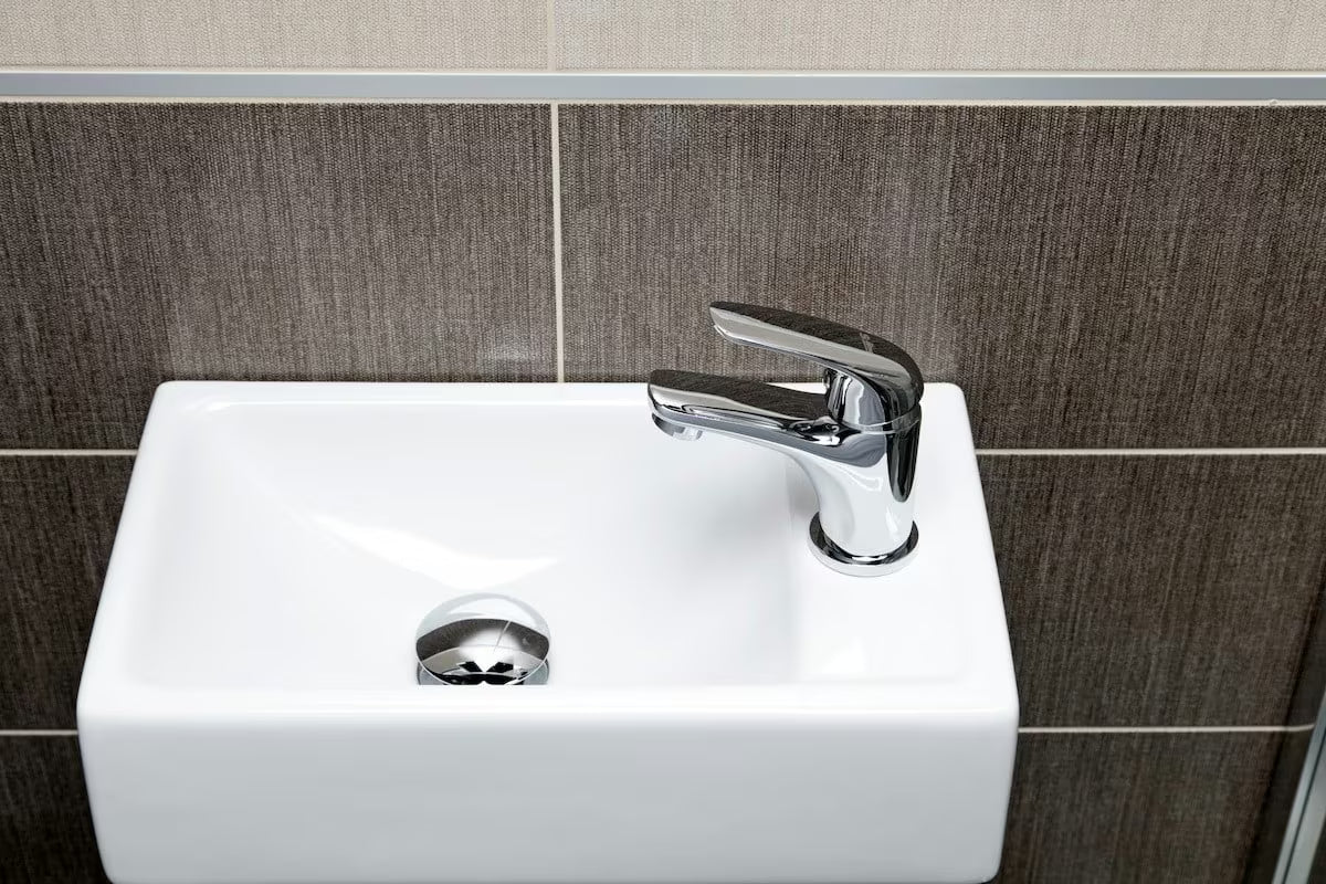 Kromirana enoročna stoječa armatura za umivalnik S-Line Pro brez odtoka zaobljenog dizajna.