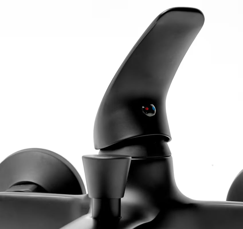 Enoročna stenska armatura za kad S-Line Pro u mat crnoj boji brez tuš seta.