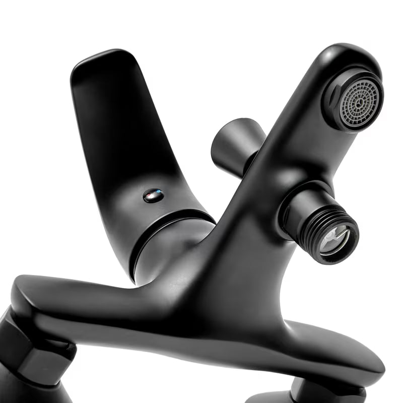 Enoročna stenska armatura za kad S-Line Pro u mat crnoj boji brez tuš seta.