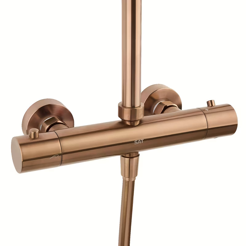 Tušni sistem SAT Aurum s termostatsko armaturo v izvedbi rose gold brushed z nadglavno in ročno prho.