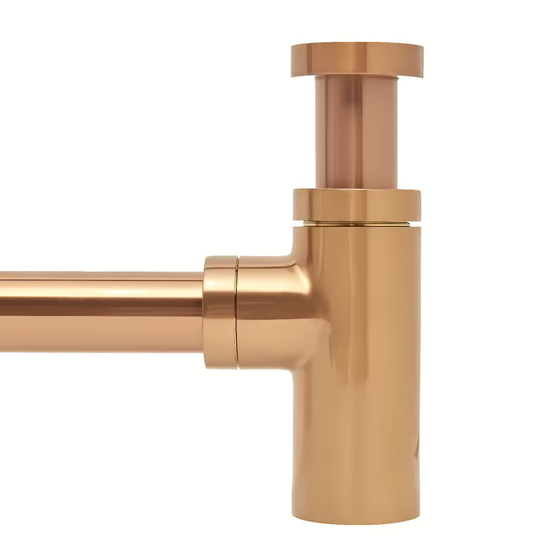 Mesingani sifon za umivalnik SAT Aurum u boji rose gold, okruglog dizajna i promjera 32 mm.