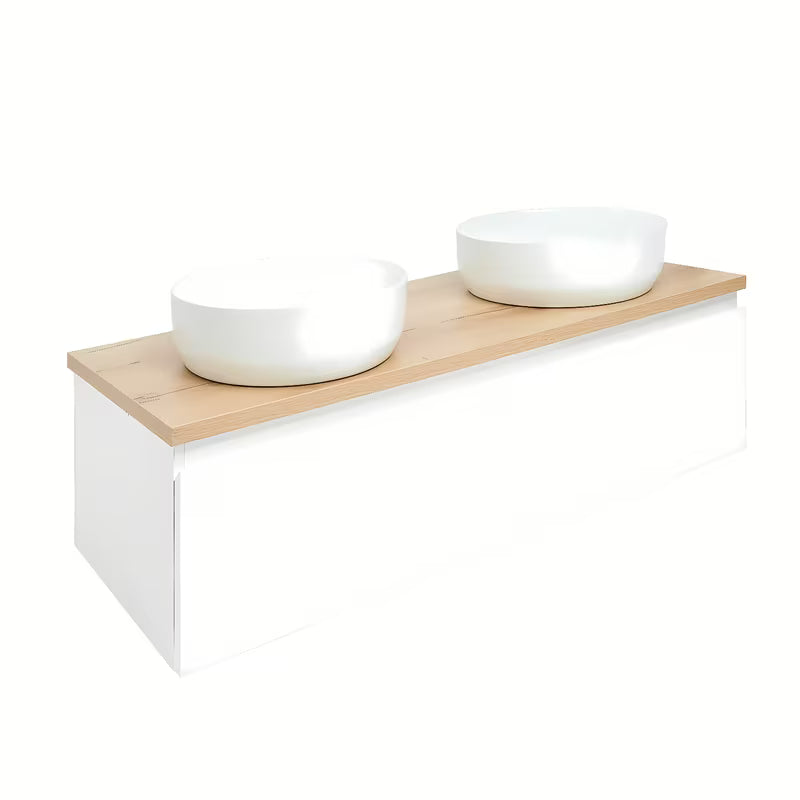 Viseča kopalniška omarica SAT B-Way v beli sijajni izvedbi s pokrivno ploščo v dekorju hrasta in z dvojnim umivalnikom na pult.